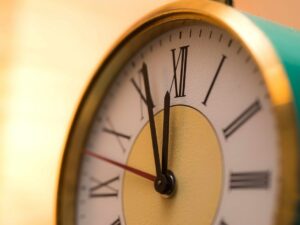¿Cuánto toma enviar Bitcoin y por qué varía el tiempo?